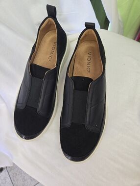 VIONIC Zinah slip-on Leather Black Shoes from Vionic. Size 8.5